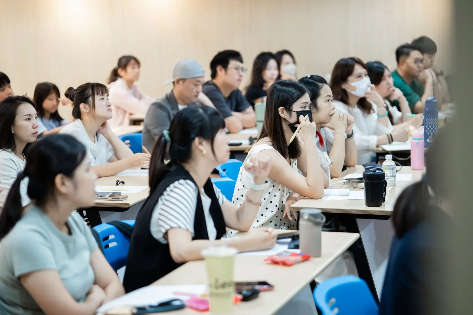 自媒體課程學員專心聽講短影音與私域經營