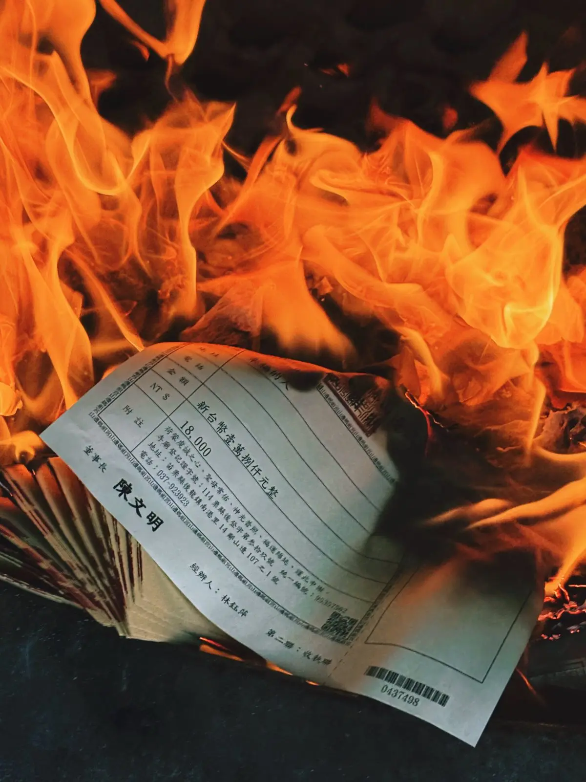 感謝狀與金紙一同焚化，向媽祖稟報
